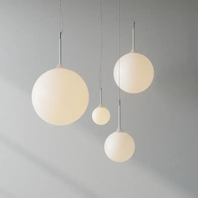 Suspension italienne boule en verre blanc laiteux et finition chrome poli