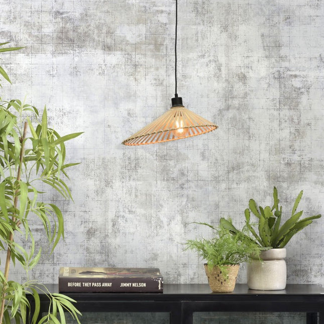 Suspension Bromo en bambou naturel suspendue dans un salon, abat-jour conique diffusant une lumière chaleureuse
