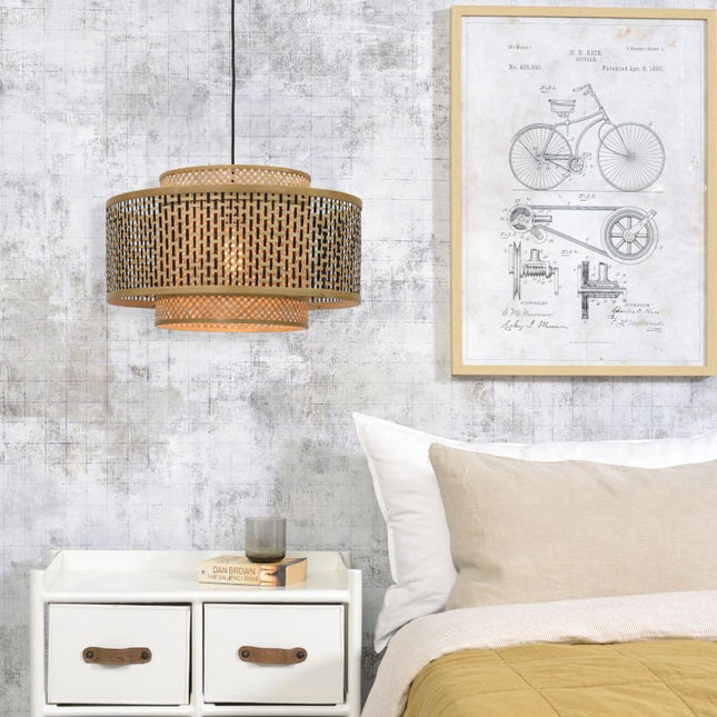 Suspension en bambou naturel suspendue au-dessus d'une table de chevet blanche, dans une chambre lumineuse