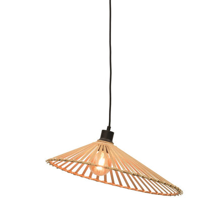 Suspension Bromo en bambou naturel tressé, forme asymétrique conique, allumée sur fond blanc avec son câble textile noir
