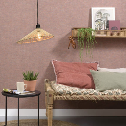 Suspension Bromo en bambou naturel dans un salon cosy aux tons roses, ambiance bohème chic