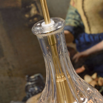 Suspension Brussels carafe verre taillé transparent et doré en situation dans un intérieur