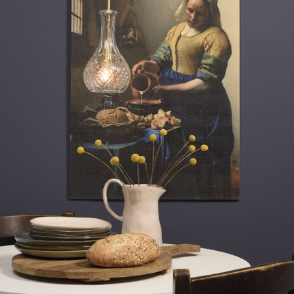 Vue de la suspension Brussels carafe allumée, lumière chaude diffusée à travers le verre taillé