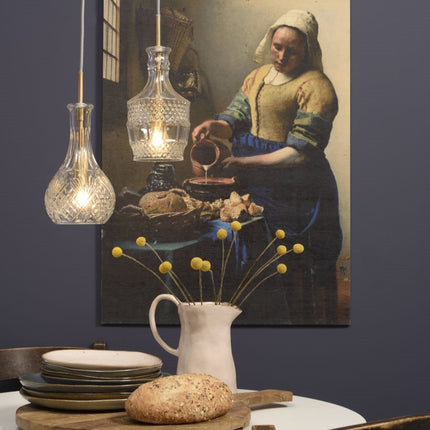 Détail du col en verre taillé de la suspension Brussels et de sa monture en laiton doré