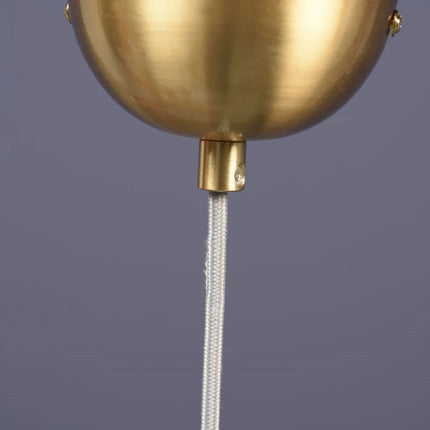 Détail de la base plafond dorée et du câble de la suspension Brussels carafe