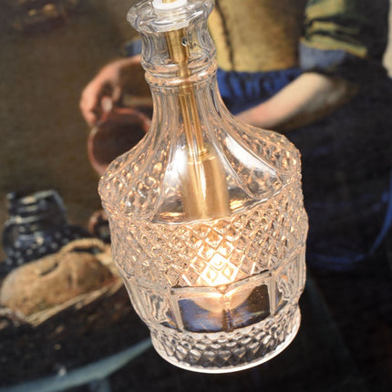 Suspension Brussels cylindrique verre taillé transparent et doré en situation dans un intérieur