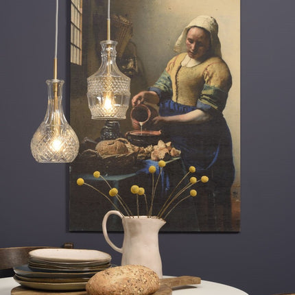 Détail du col en verre taillé de la suspension Brussels cylindrique et de sa monture dorée