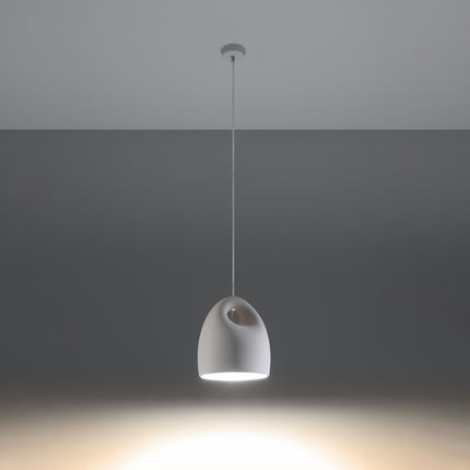 Suspension Bukano en céramique écru allumée, halo de lumière chaude diffusée vers le bas