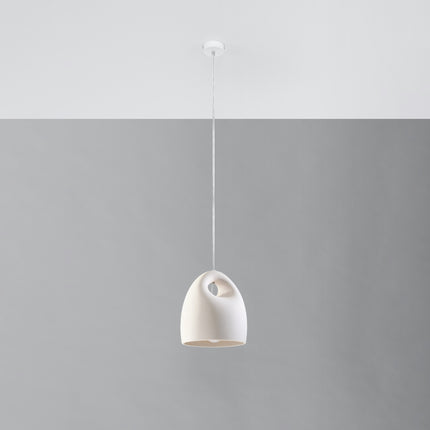 Suspension Bukano en céramique écru, abat-jour cloche ajouré suspendu sur fond gris