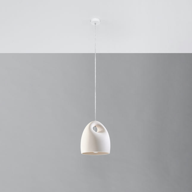 Suspension Bukano en céramique écru, abat-jour cloche ajouré suspendu sur fond gris