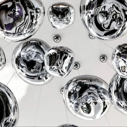 Suspension bulle moderne de diamètre 40 cm pour éclairer un salon avec style.