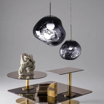 Suspension bulle moderne dans un salon, point lumineux graphique et contemporain.
