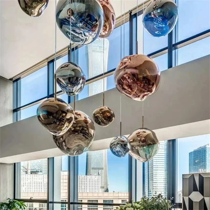 Suspension en forme de bulle multicolore, offrant un éclairage unique et coloré pour un espace moderne.