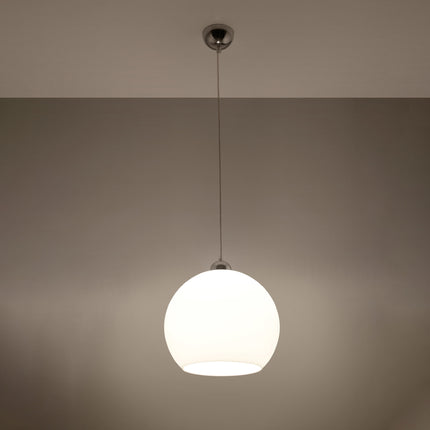 Suspension Bulle en verre blanc dans un salon lumineux
