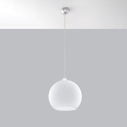 Suspension Bulle en verre blanc au-dessus d'une table à manger