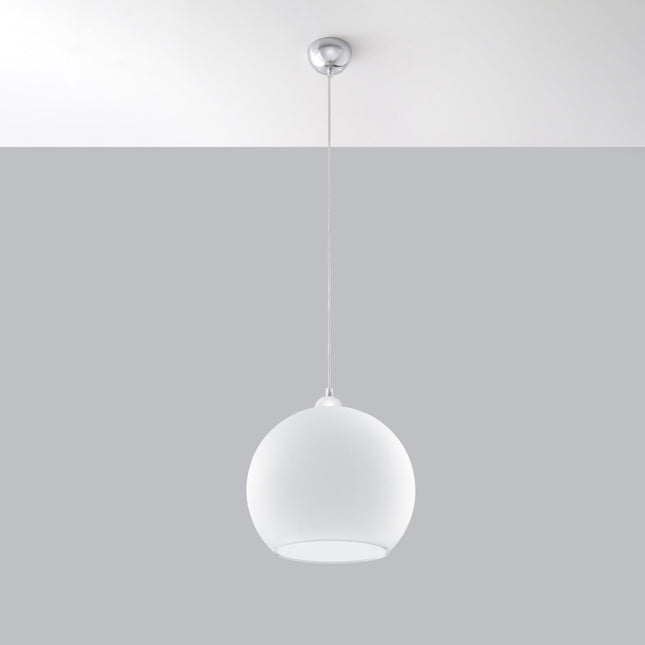 Suspension Bulle en verre blanc au-dessus d'une table à manger