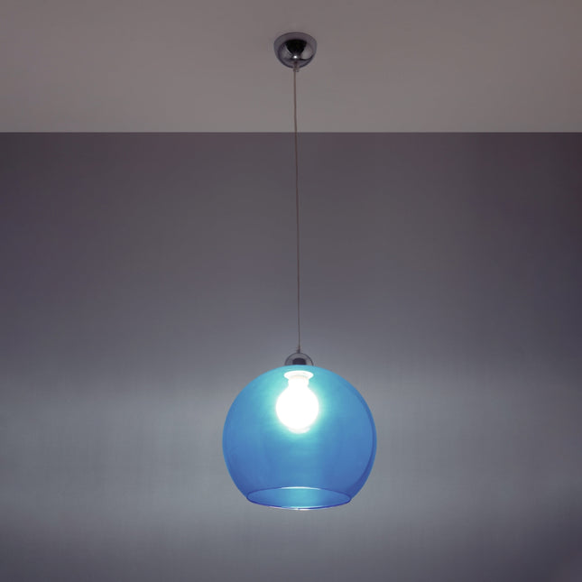 Suspension Bulle en verre bleu dans un salon contemporain