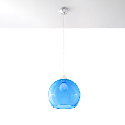 Suspension Bulle en verre bleu au-dessus d'une table à manger