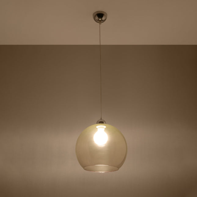 Suspension Bulle en verre champagne dans un salon chaleureux