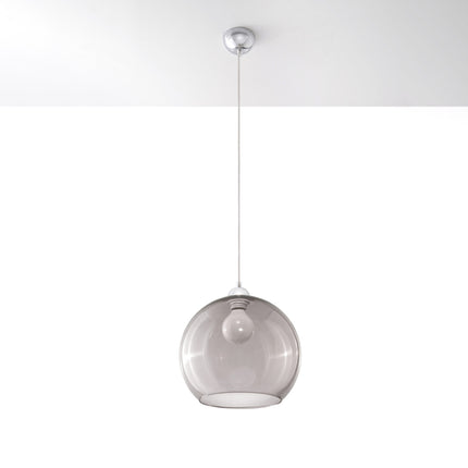 Suspension Bulle en verre graphite au-dessus d'une table à manger