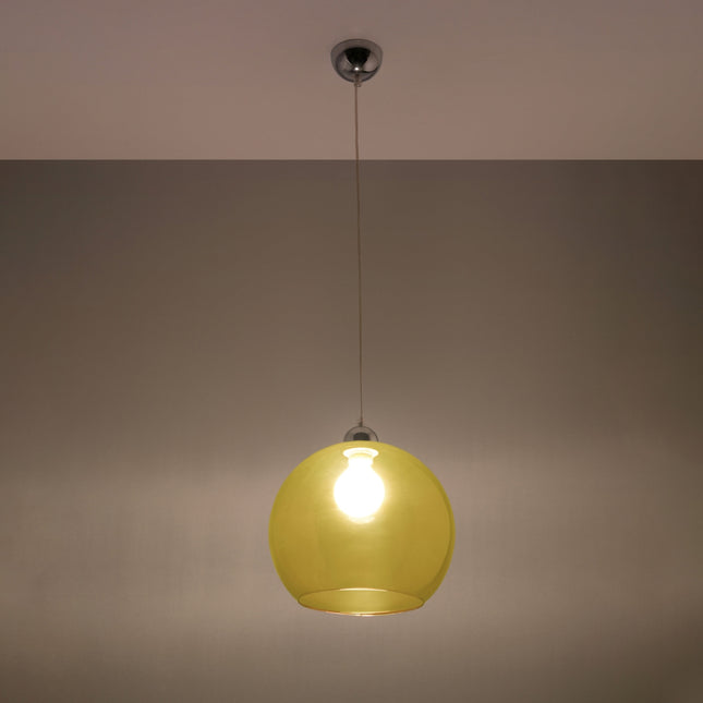 Suspension Bulle en verre jaune dans un salon lumineux