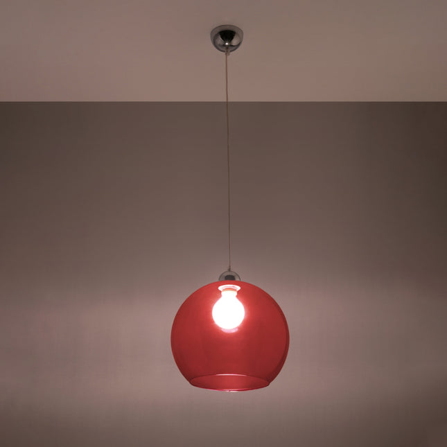 Suspension Bulle en verre rouge dans un salon contemporain