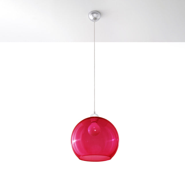 Suspension Bulle en verre rouge au-dessus d'une table à manger