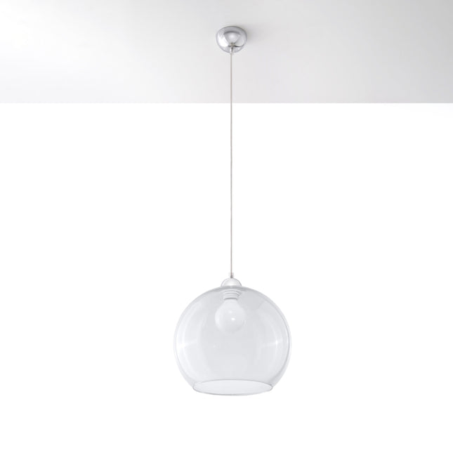 Suspension Bulle en verre transparent au-dessus d'une table à manger