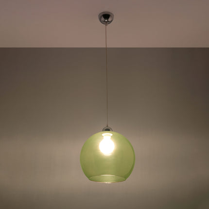 Suspension Bulle en verre vert dans un salon naturel