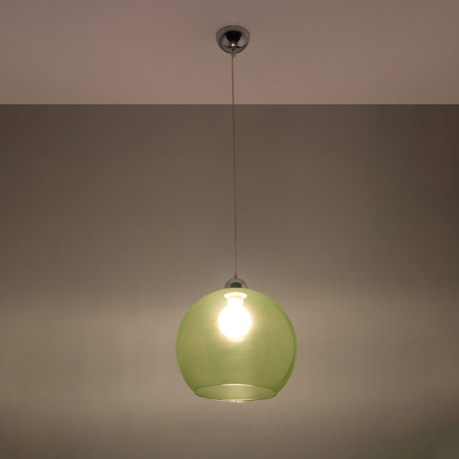 Suspension Bulle en verre vert dans un salon naturel