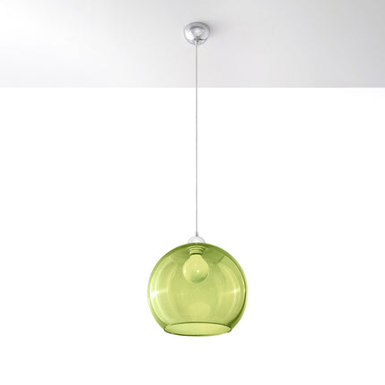 Suspension Bulle en verre vert au-dessus d'une table à manger