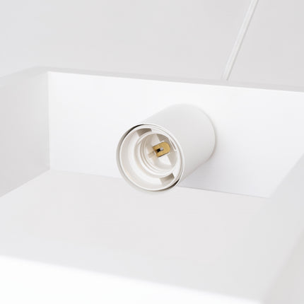 Gros plan sur le plafonnier carré noir de la suspension Cadre Pure blanche