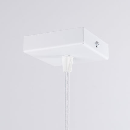 Gros plan sur la douille noire et l'ampoule E27 centrale de la suspension Cadre Pure blanche