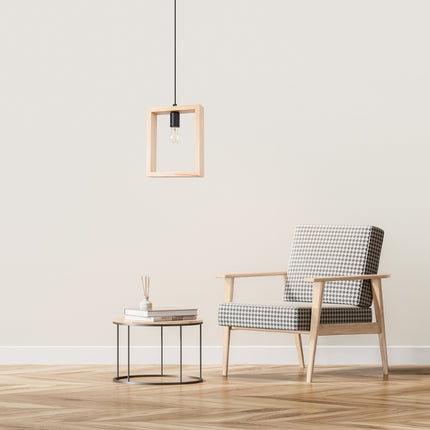 Suspension Cadre Pure bois naturel installée dans un salon scandinave avec fauteuil bois