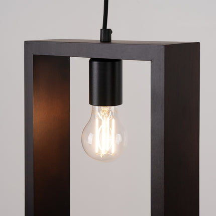 Gros plan sur le câble textile noir de la suspension Cadre Pure wengé noir