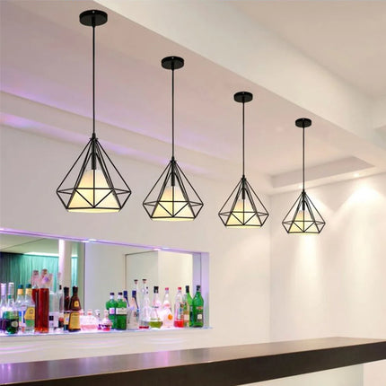 Suspensions cage diamant noires alignées au-dessus d'un bar, style industriel