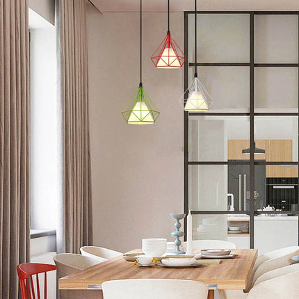 Suspensions cage diamant rouge, verte et blanche dans une salle à manger contemporaine