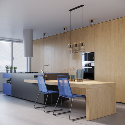 Vue rapprochée de la suspension Cage Industrielle 3 lumières au-dessus d'une table à manger