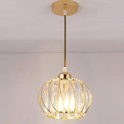 Suspension cage en métal doré et cristal allumée, présentée sur fond clair