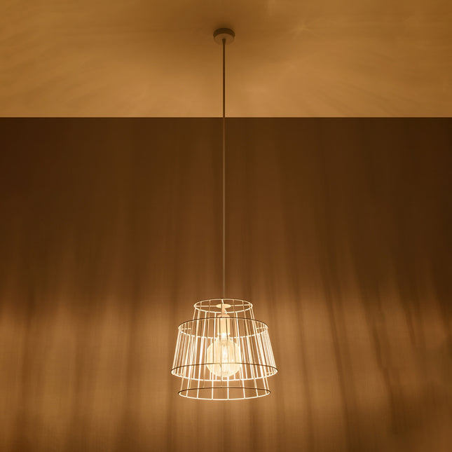Suspension cage blanche allumée diffusant une lumière chaude et un jeu d'ombres graphiques sur le plafond.