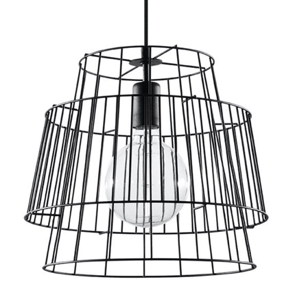Gros plan de la suspension cage noire montrant les deux abat-jour ajourés superposés et l'ampoule globe à filament.