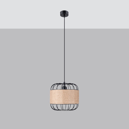 Suspension cage tissée en corde de jute suspendue à un long câble noir sur fond gris