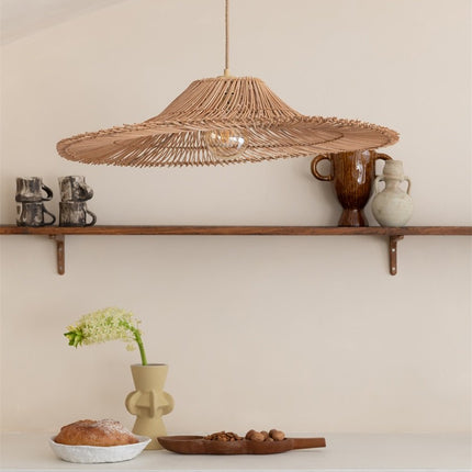 Suspension Cancun rotin naturel suspendue par un câble textile beige, ambiance cuisine chaleureuse