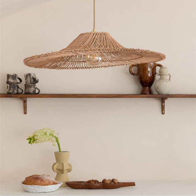Suspension Cancun rotin naturel suspendue par un câble textile beige, ambiance cuisine chaleureuse