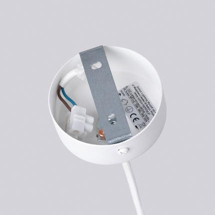 Gros plan sur les cannelures du tube en acier blanc de la suspension design Sovala.