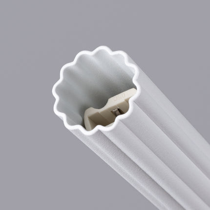 Détail de la finition blanche striée du tube de la suspension cannelée.