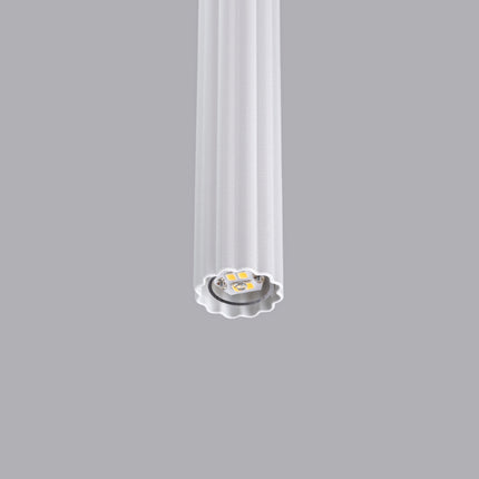 Vue détaillée de la base du tube cannelé blanc et de son ouverture pour ampoule.