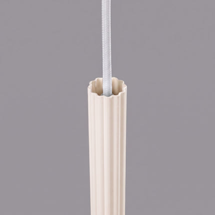 Suspension Cannelée 1 Lumière acier beige clair sur fond coloré, vue de trois quarts