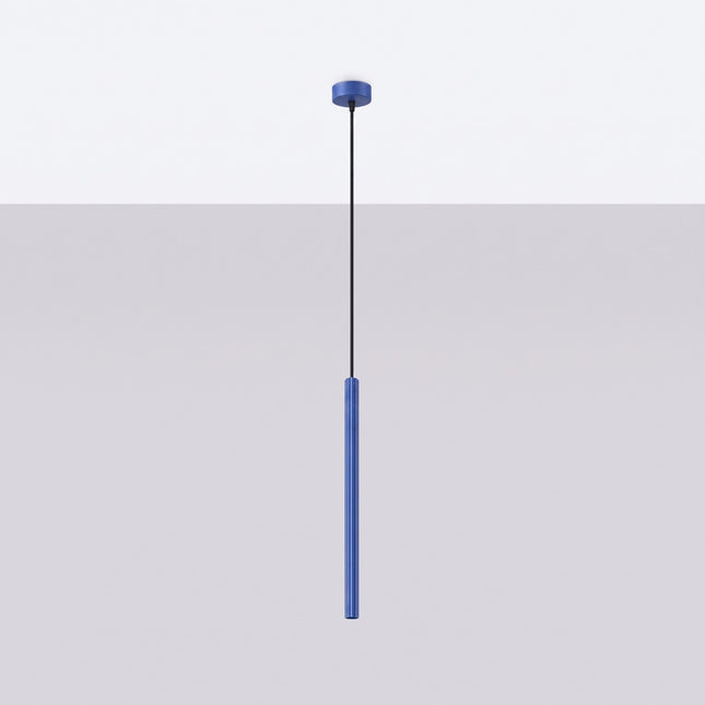 Suspension Cannelée 1 Lumière acier bleu outremer, vue en situation sur fond clair