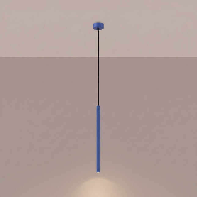 Suspension Cannelée 1 Lumière acier bleu outremer allumée, faisceau resserré